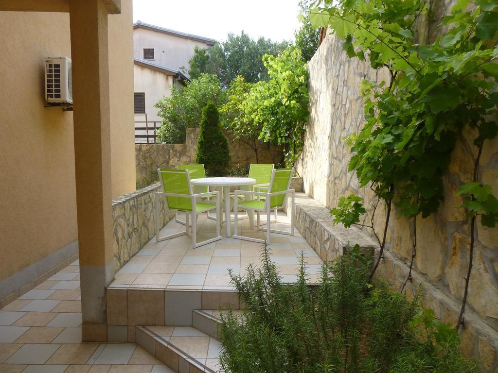Apartments Villa Rosmarin Omišalj Værelse billede