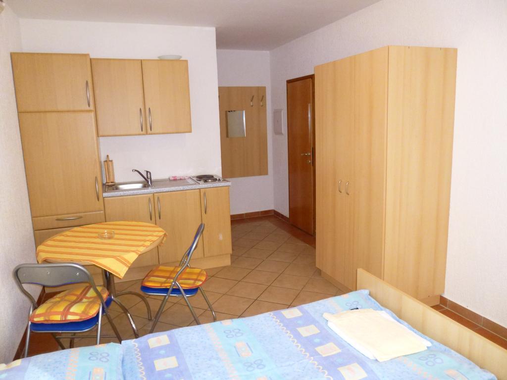 Apartments Villa Rosmarin Omišalj Værelse billede