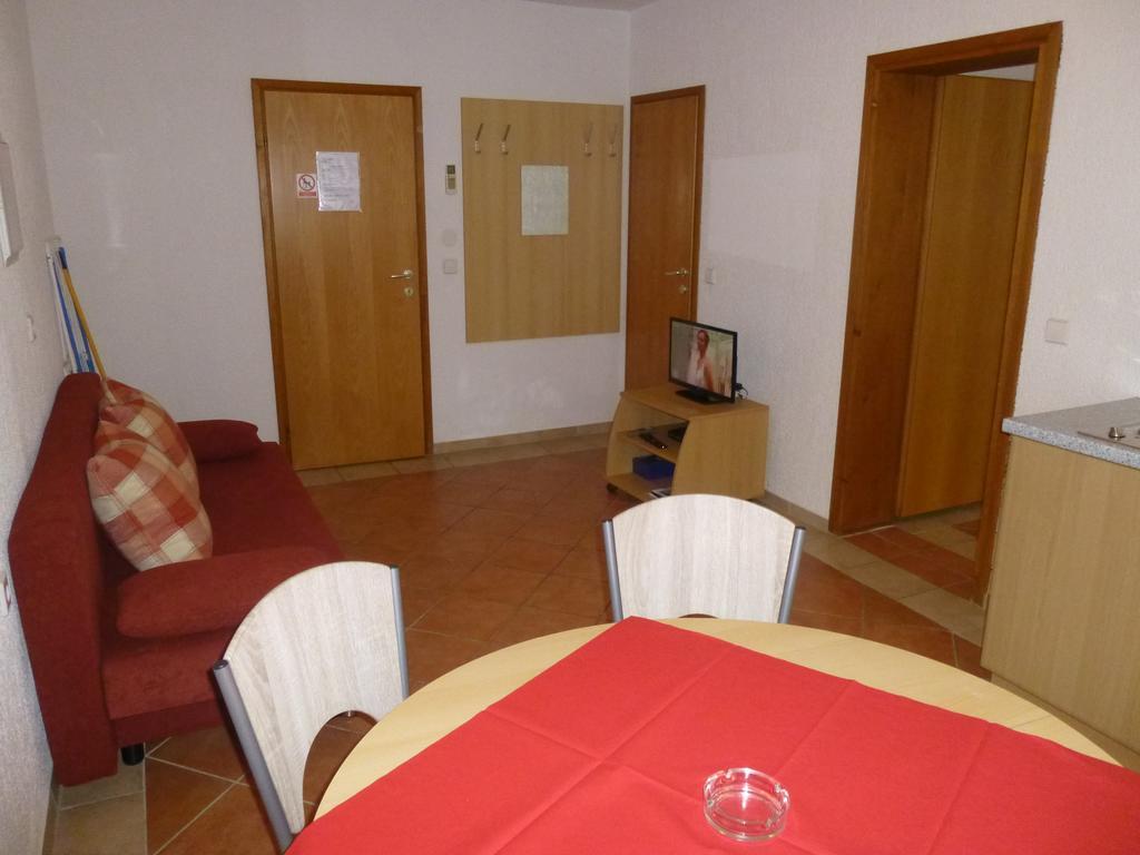 Apartments Villa Rosmarin Omišalj Værelse billede