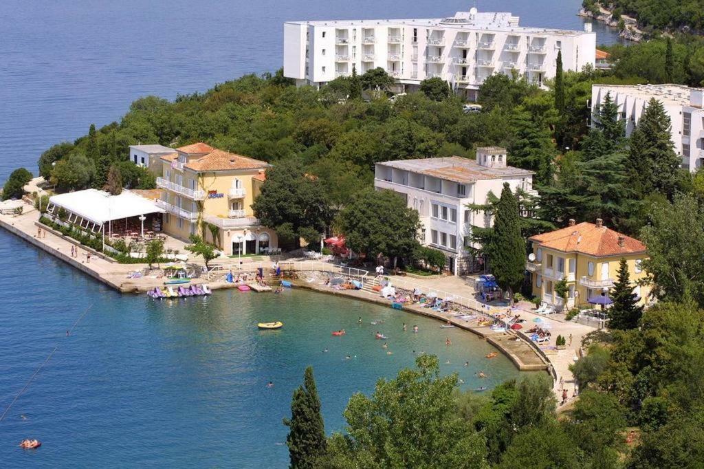 Apartments Villa Rosmarin Omišalj Eksteriør billede
